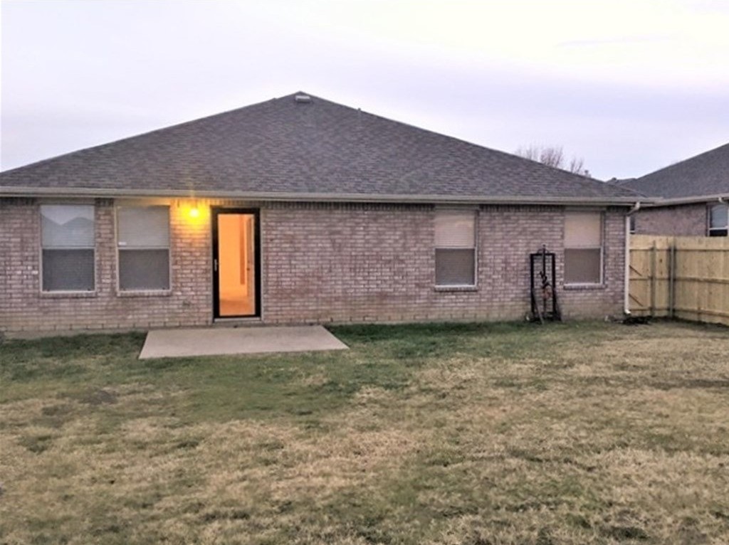 1499 Waterford Dr - Photo 2 of 7