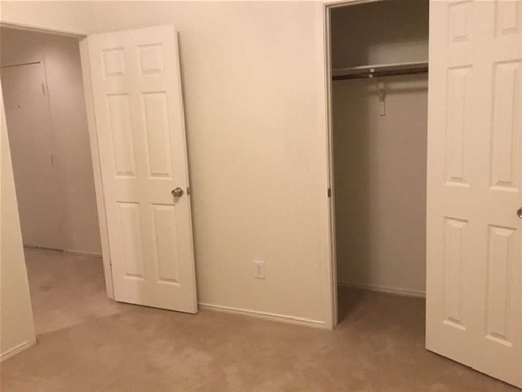 1499 Waterford Dr - Photo 3 of 7