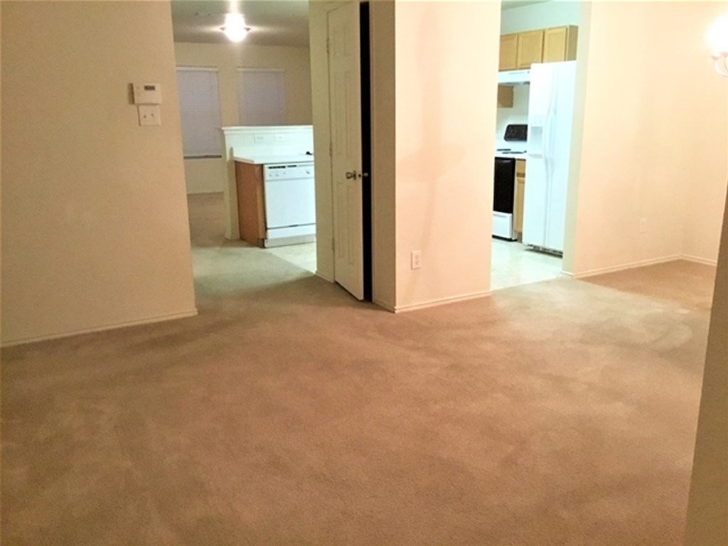 1499 Waterford Dr - Photo 4 of 7