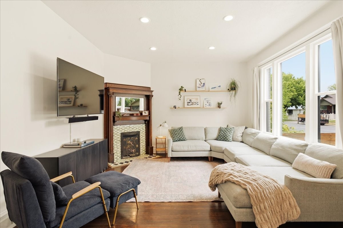 2536 S Green St - Photo 4 of 20