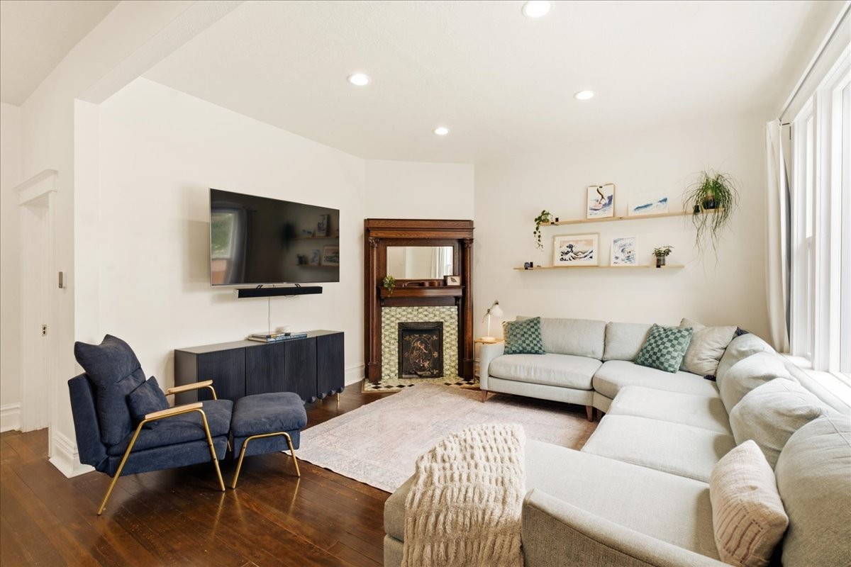 2536 S Green St - Photo 5 of 20