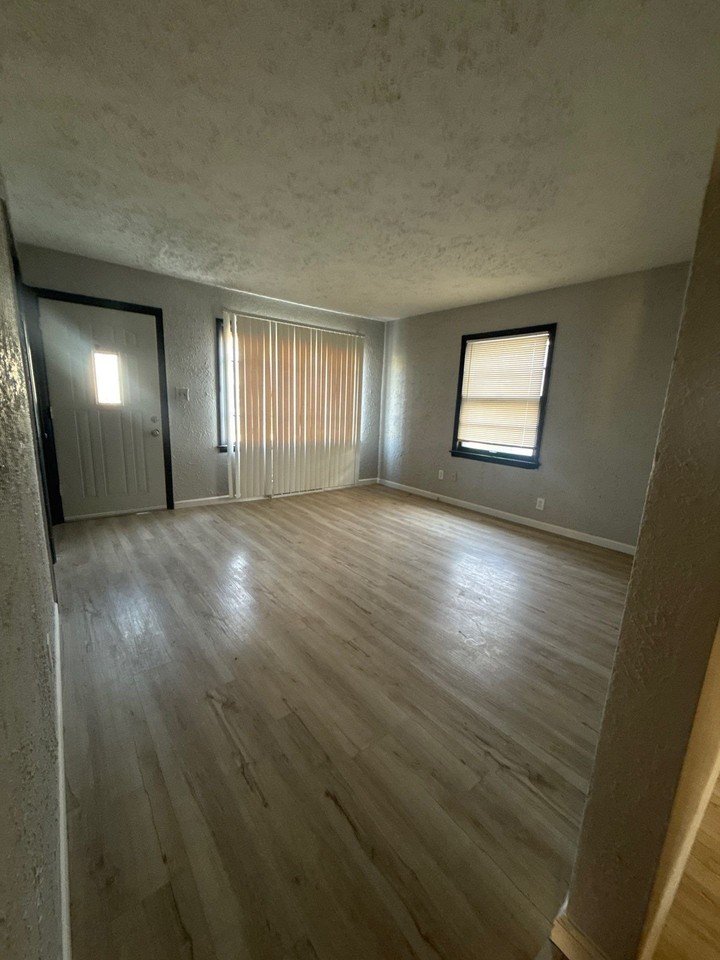 4871 N 20th St - Photo 4 of 8