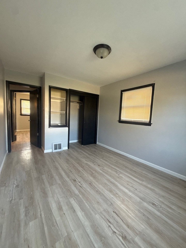 4871 N 20th St - Photo 5 of 8