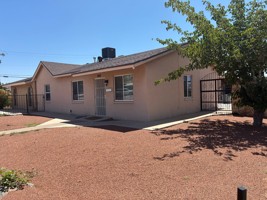 featured image of 900 N Clark Dr