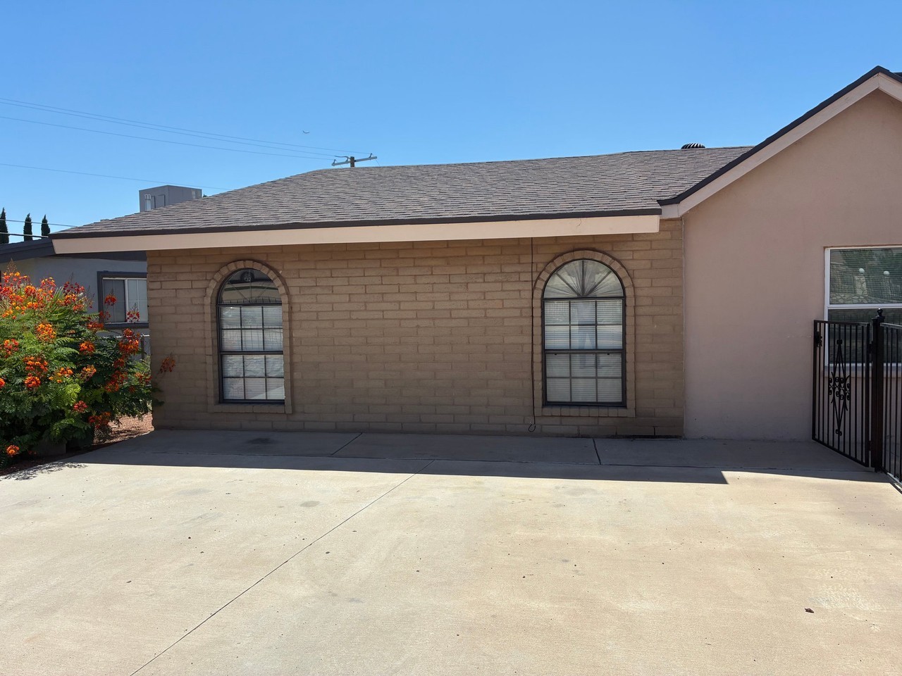 900 N Clark Dr - Photo 3 of 9