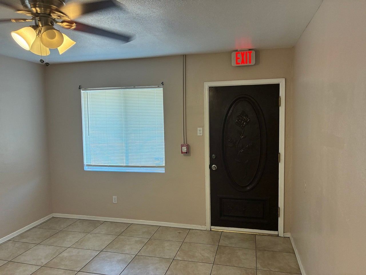 900 N Clark Dr - Photo 4 of 9