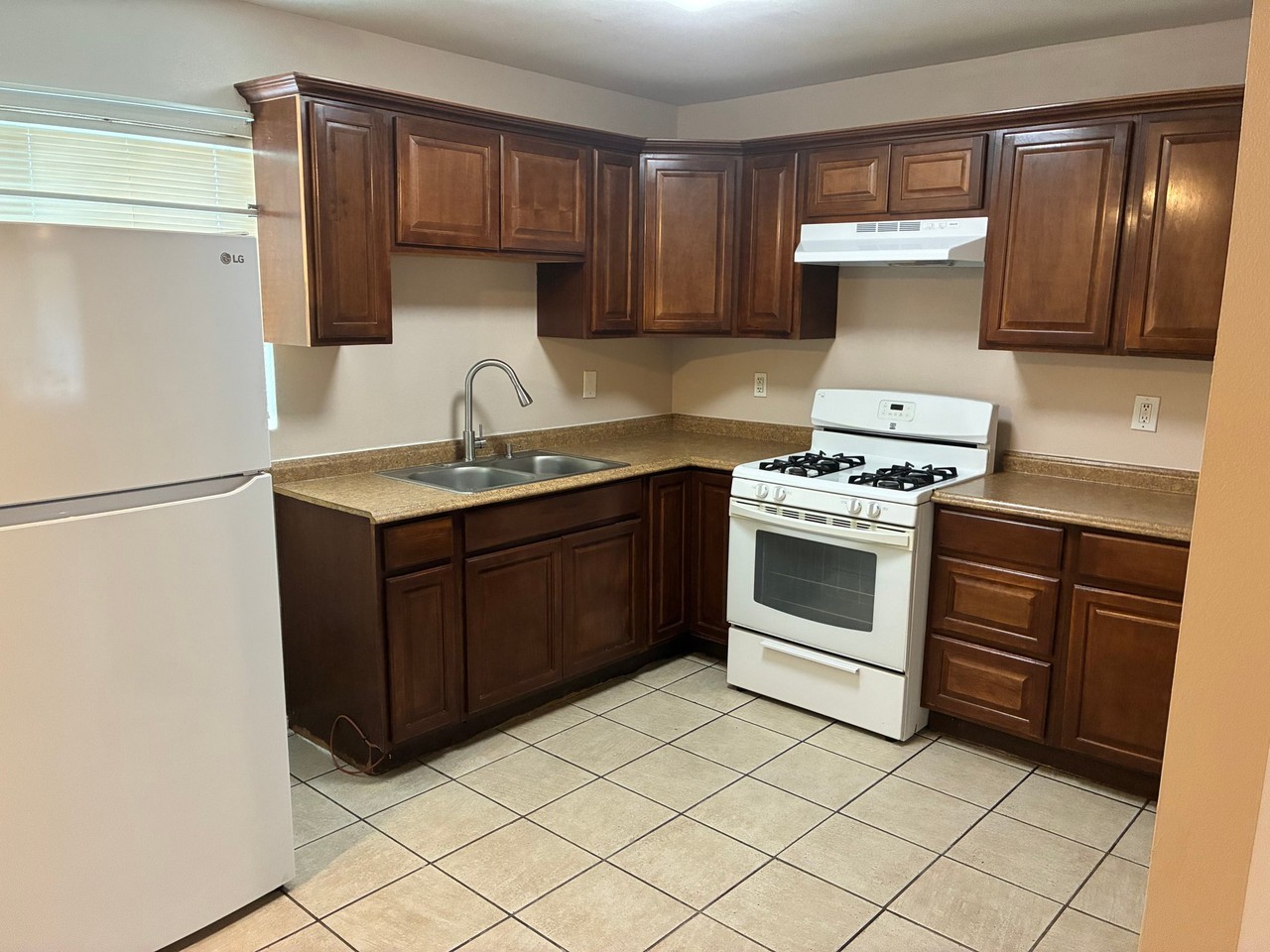 900 N Clark Dr - Photo 5 of 9