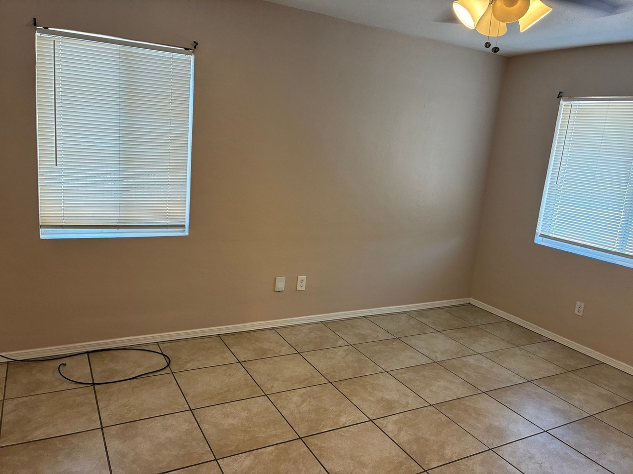 900 N Clark Dr - Photo 7 of 9