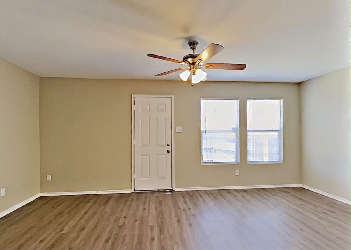 8124 Stowe Springs Ln - Photo 3 of 11