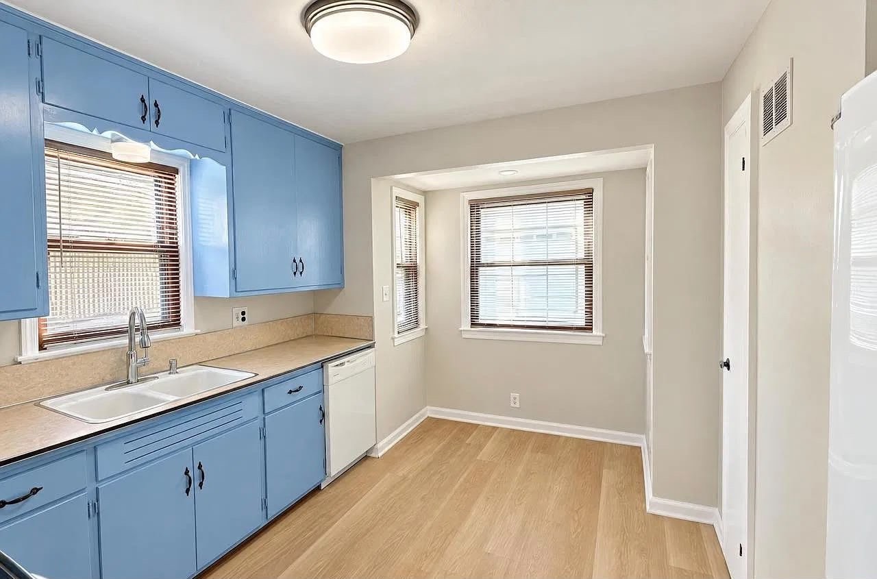 4313 S Lenox St - Photo 4 of 8