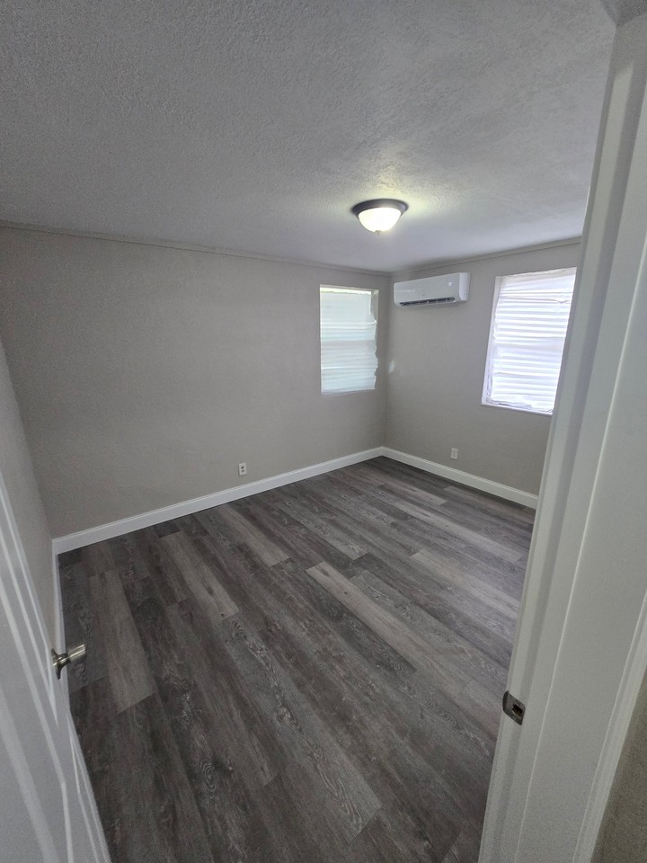 1559 Van Buren St #2 - Photo 6 of 11