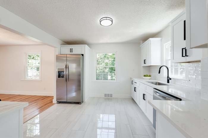 1386 Piper Rd - Photo 3 of 10