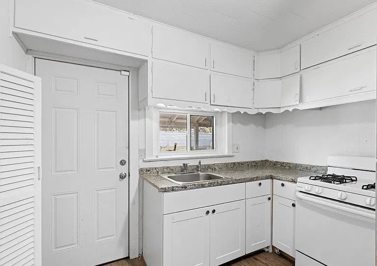 433 S Logan Ave - Photo 5 of 15