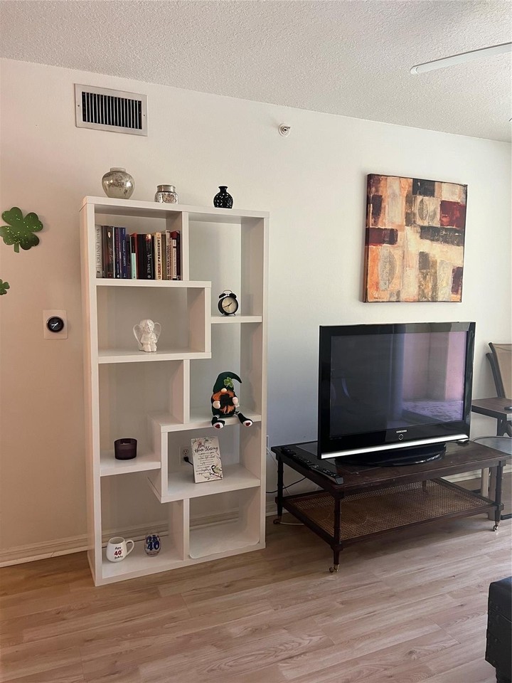 903 Villa Cir #903 - Photo 6 of 26