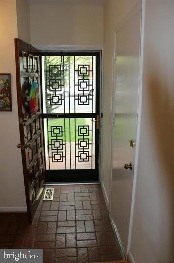 303 N Maple Ave - Photo 3 of 23