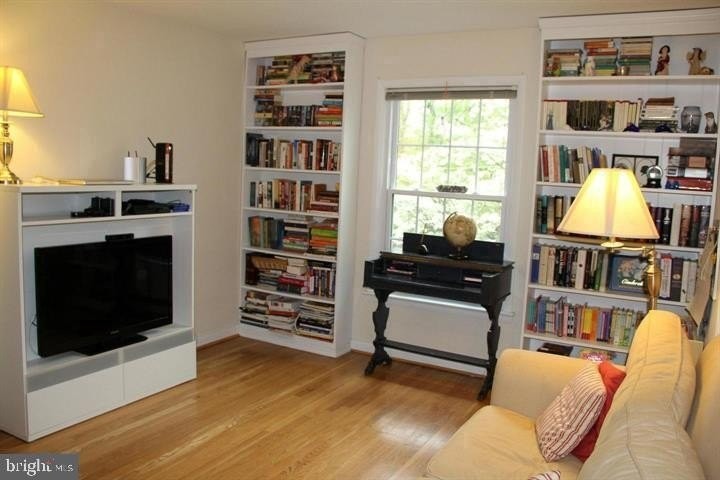 303 N Maple Ave - Photo 4 of 23