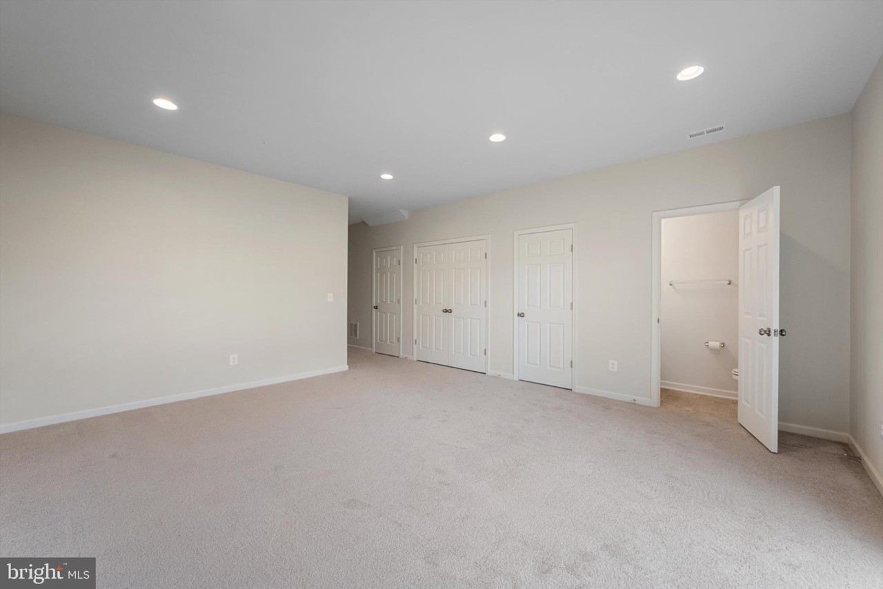 215 Crofton Ct - Photo 7 of 50