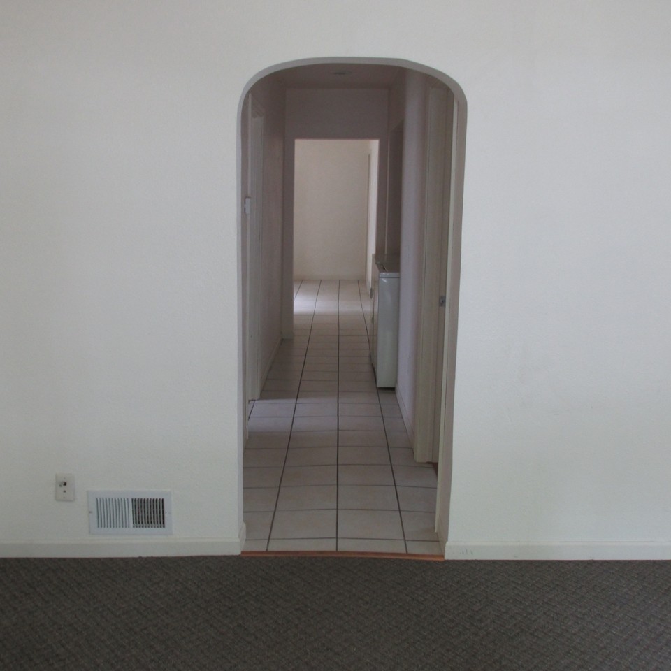 615 Hudson St - Photo 4 of 7