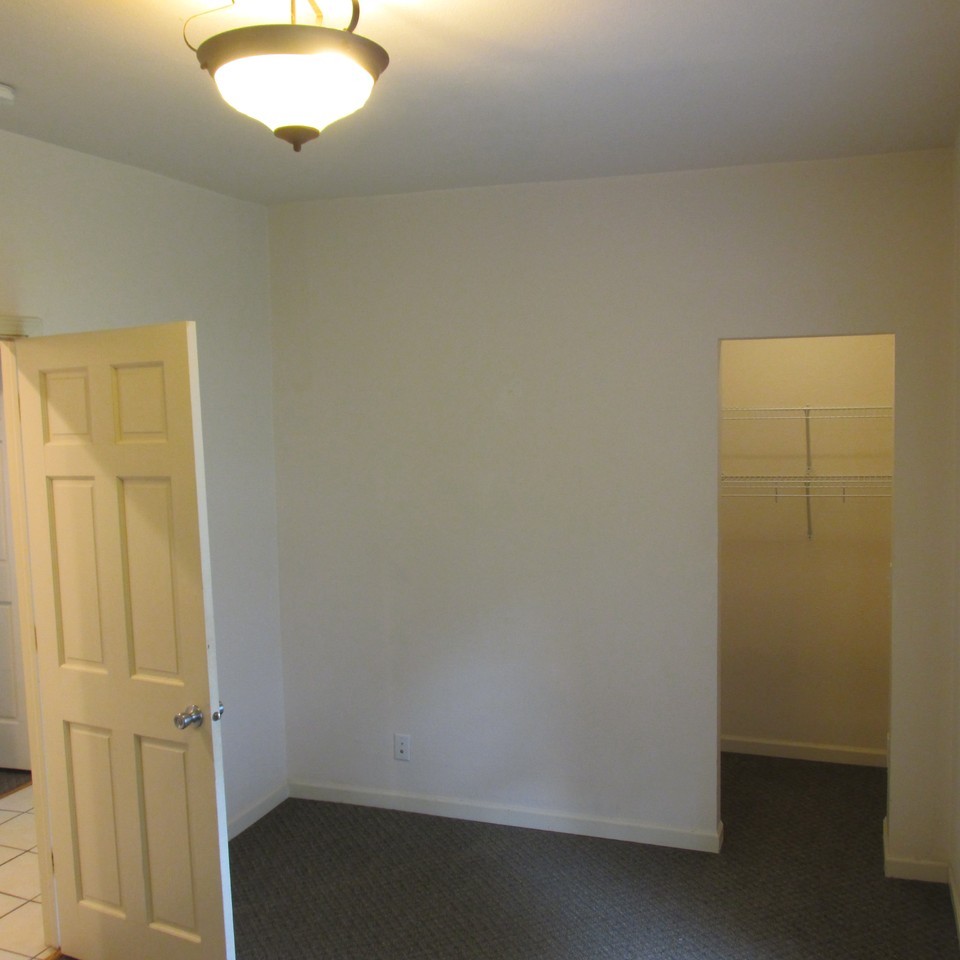 615 Hudson St - Photo 5 of 7