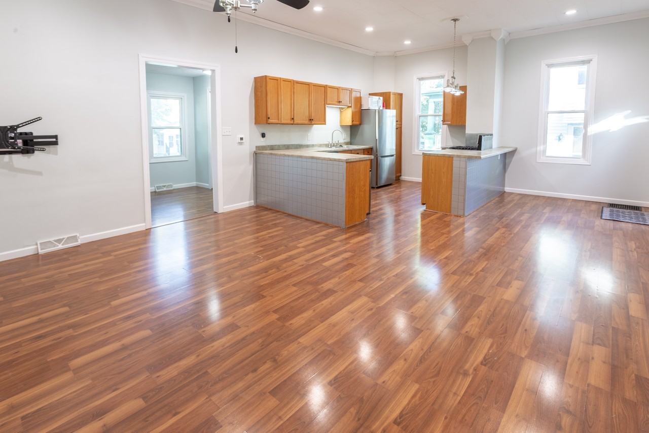 312 W Kelsey St #1 - Photo 3 of 22