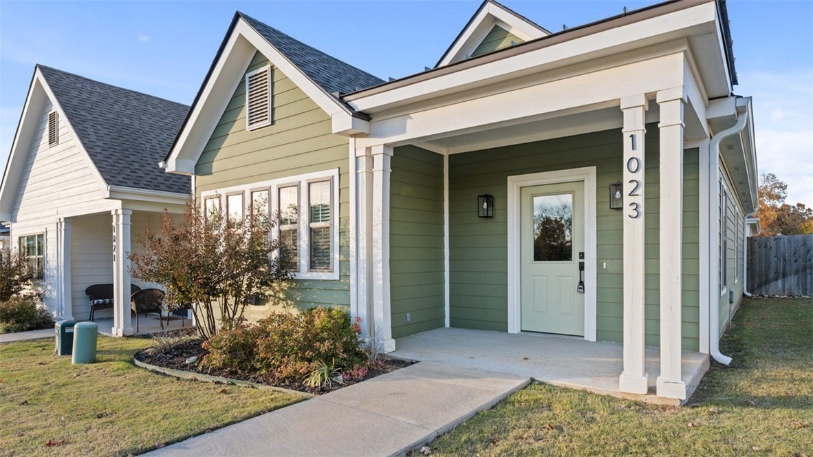 1023 Ne Heights Ln - Photo 2 of 20