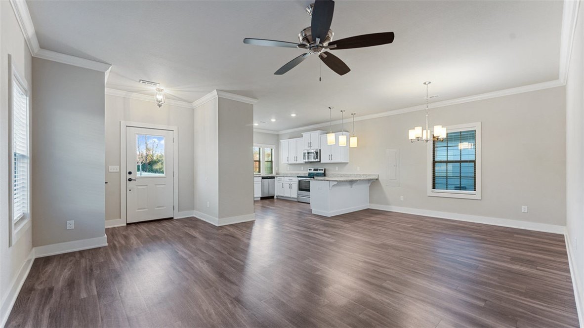 1023 Ne Heights Ln - Photo 3 of 20