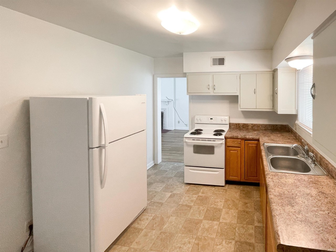 230 S Hillsdale Dr - Photo 5 of 26