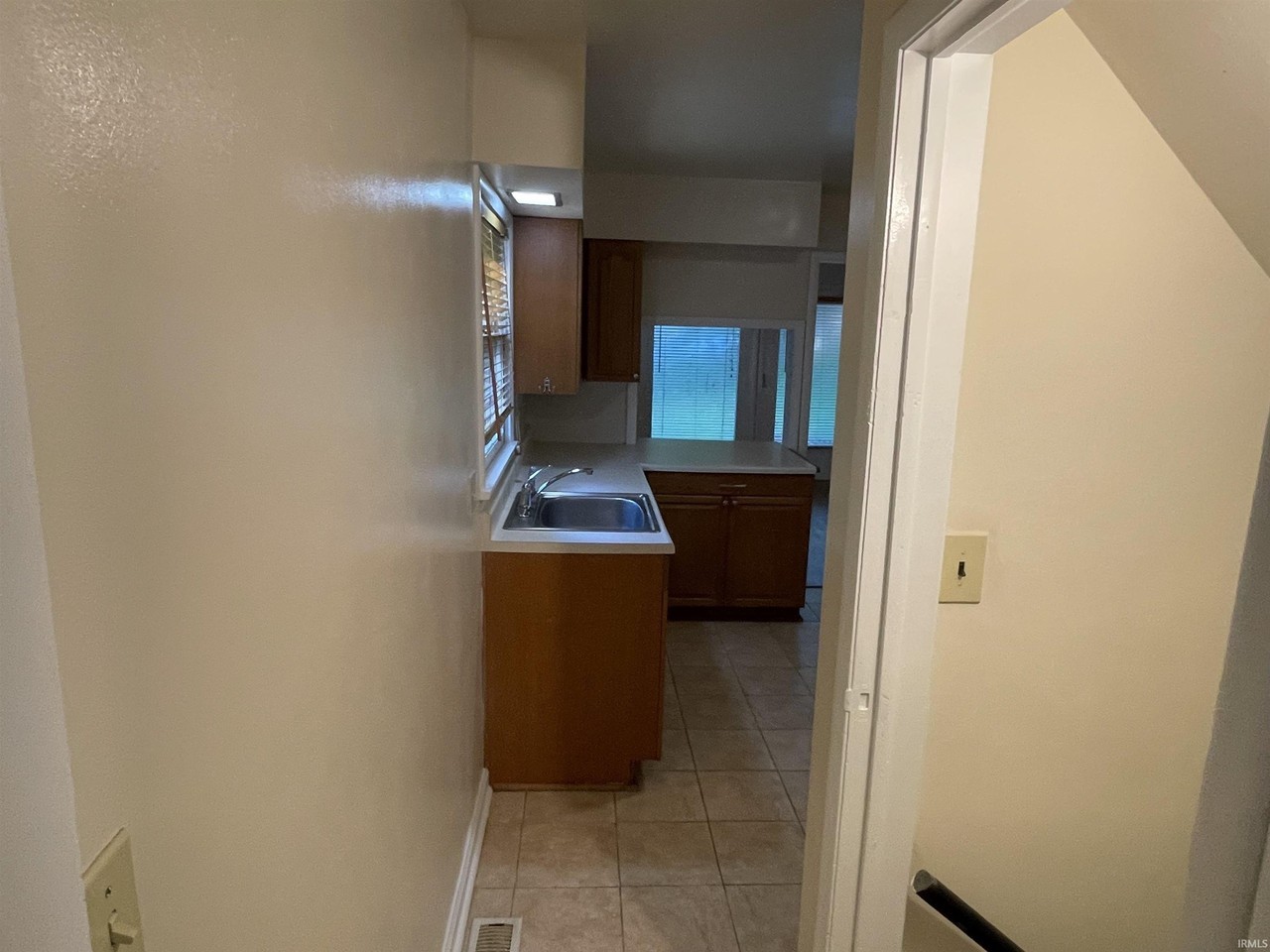 604 S Swain Ave - Photo 5 of 31