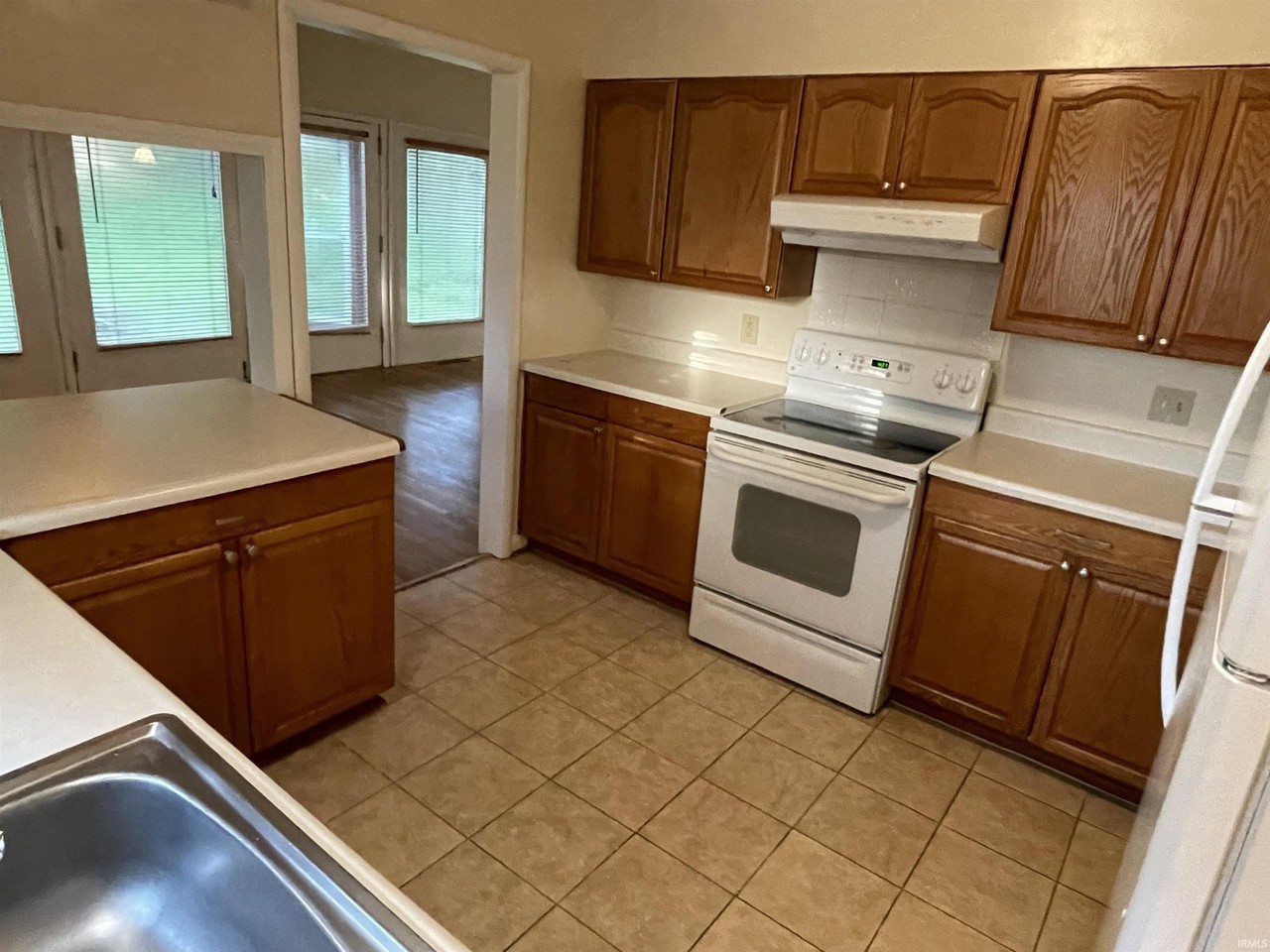 604 S Swain Ave - Photo 6 of 31