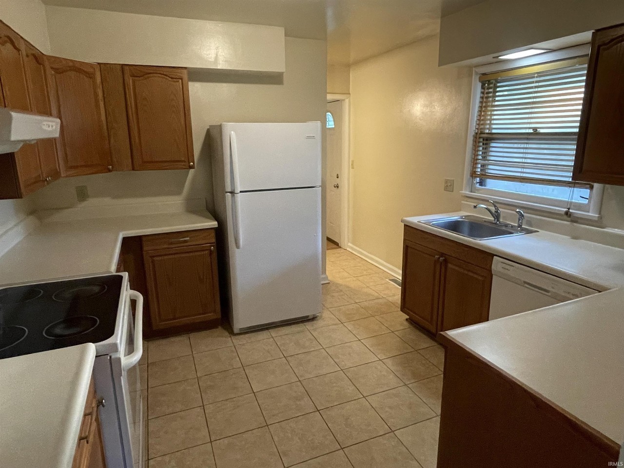 604 S Swain Ave - Photo 7 of 31