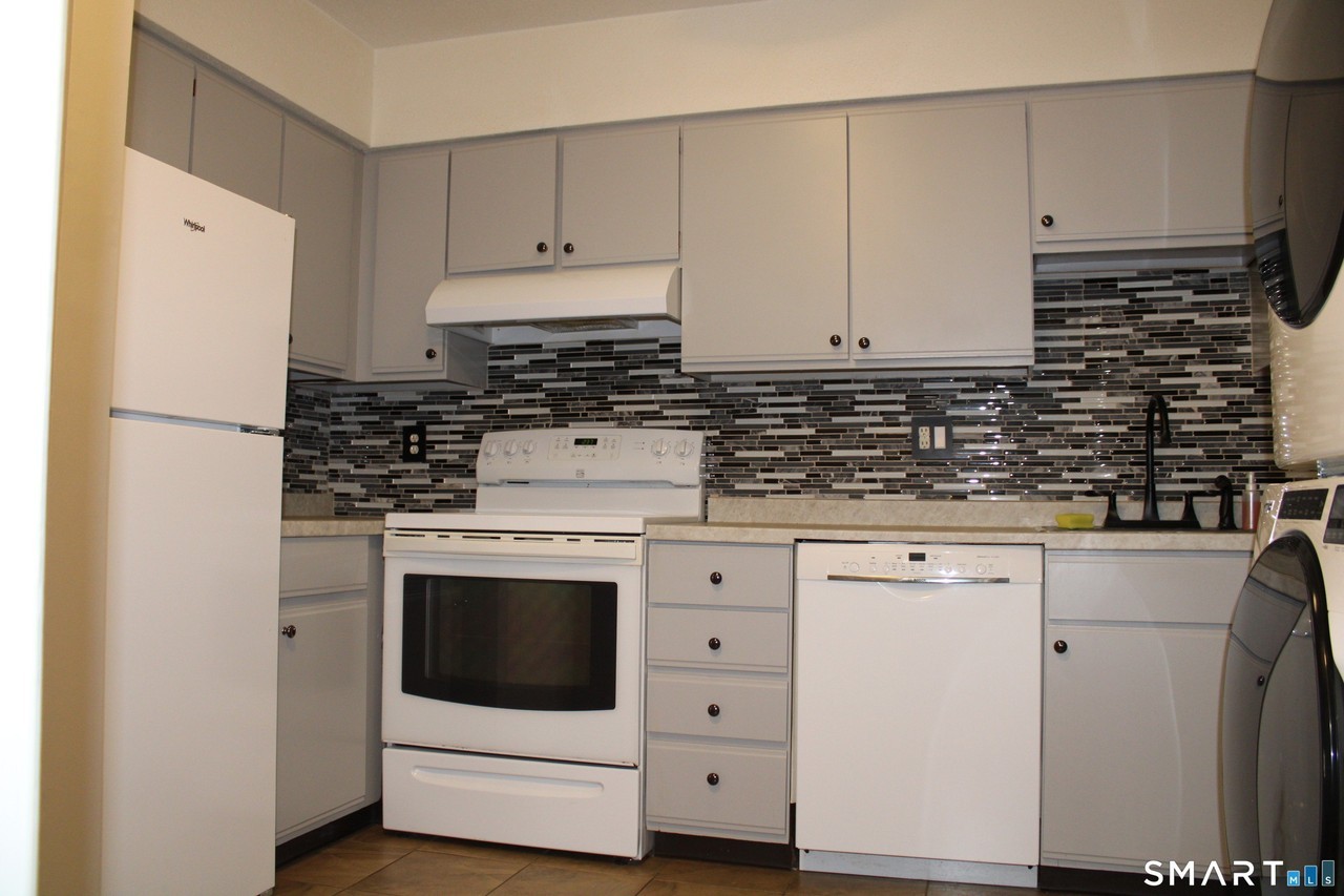 426 Emmett St #E - Photo 7 of 10