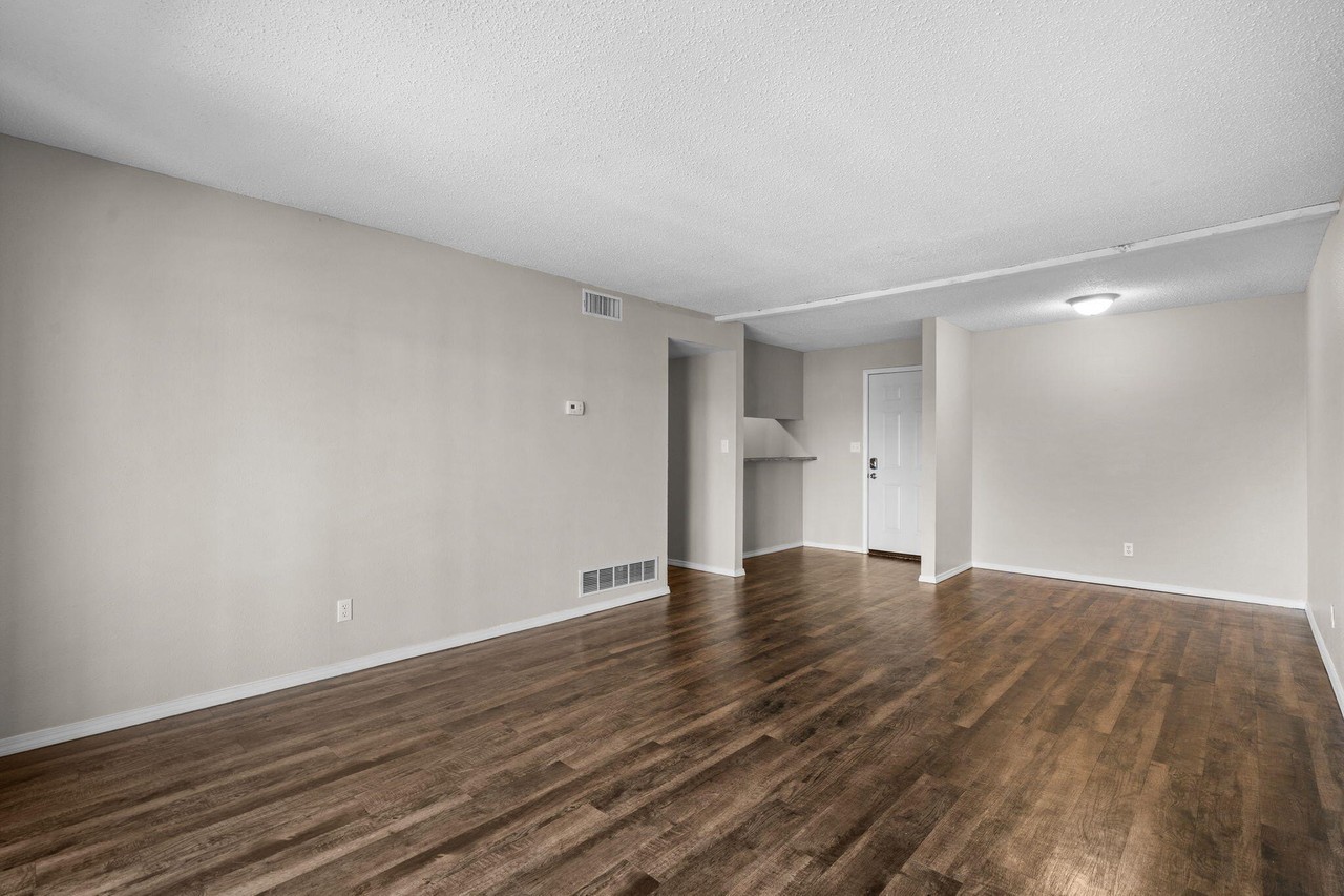 1010 E Elm St #23 - Photo 5 of 23