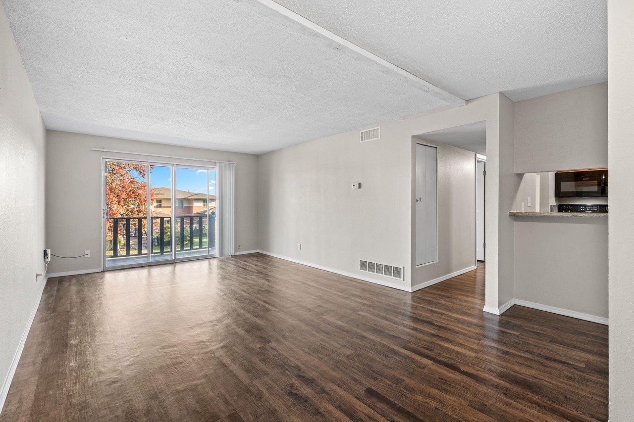 1010 E Elm St #23 - Photo 7 of 23
