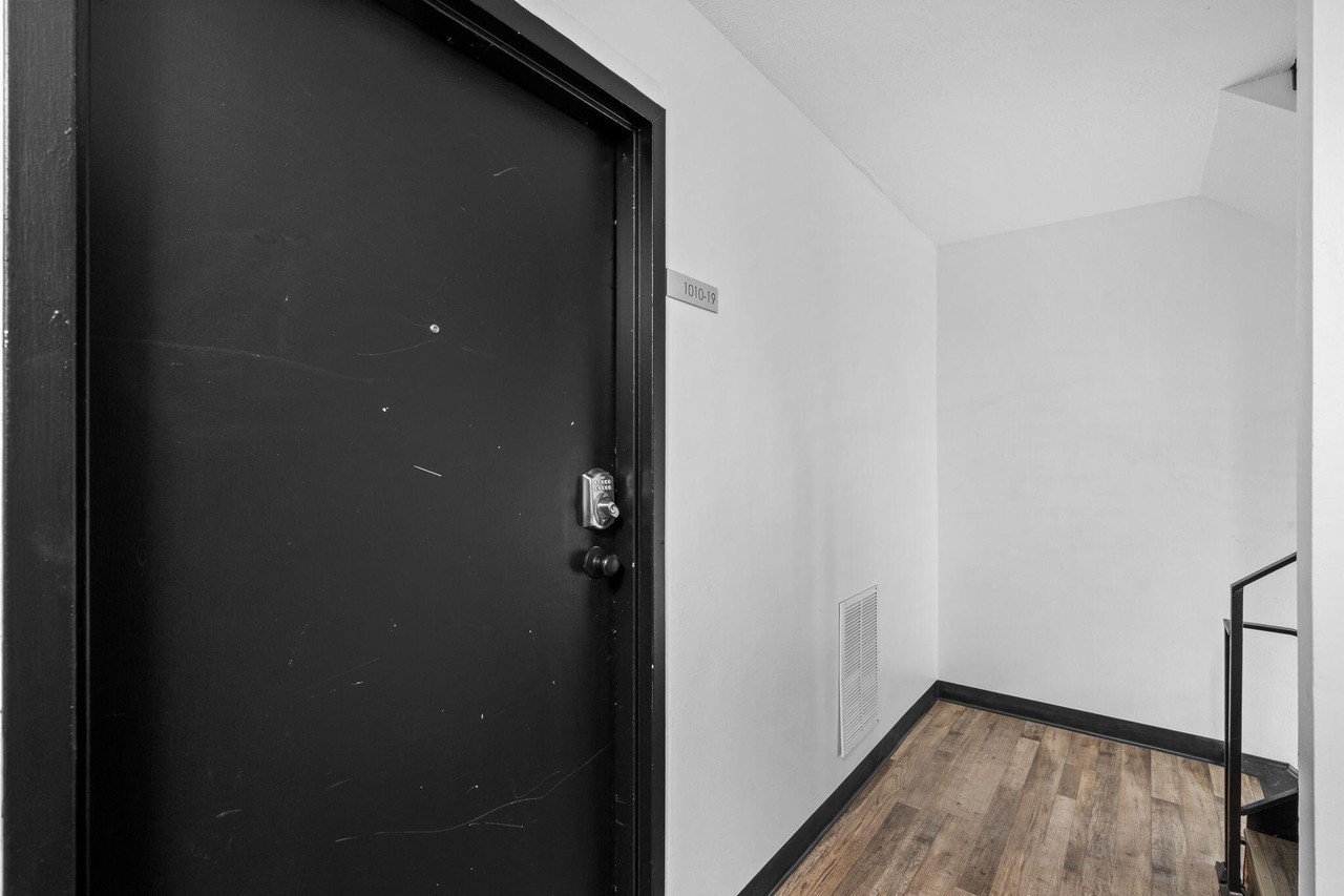 1010 E Elm St #19 - Photo 3 of 24