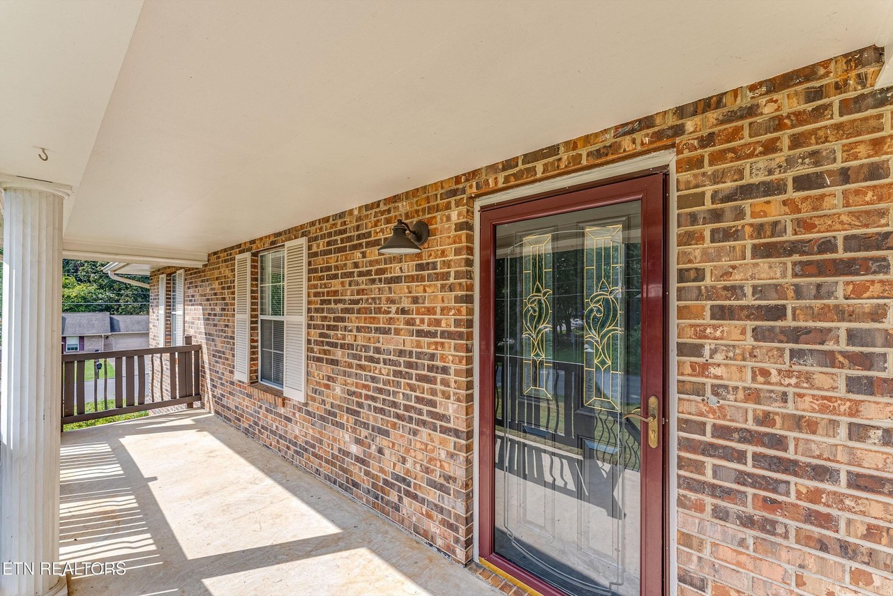 638 Devon St - Photo 4 of 39