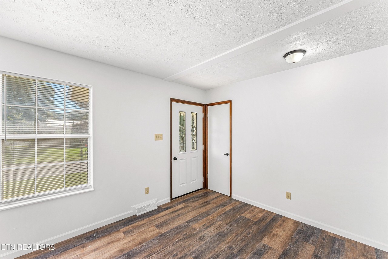 638 Devon St - Photo 6 of 39