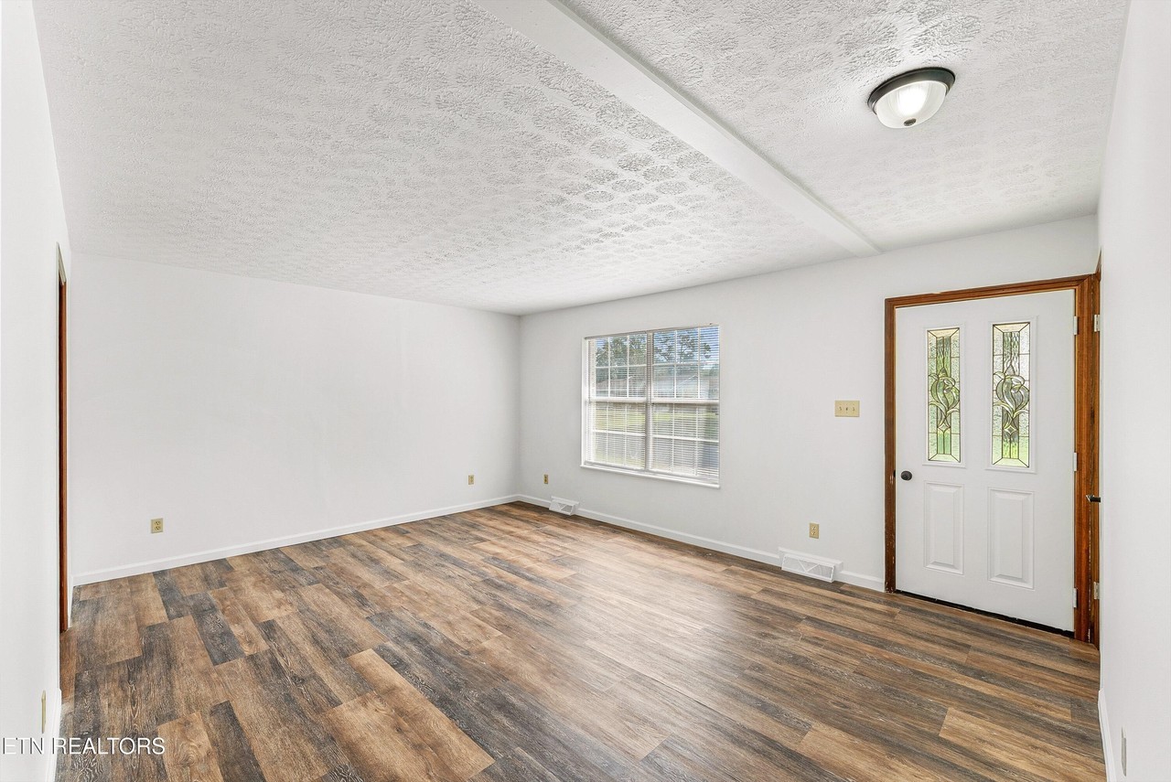 638 Devon St - Photo 7 of 39
