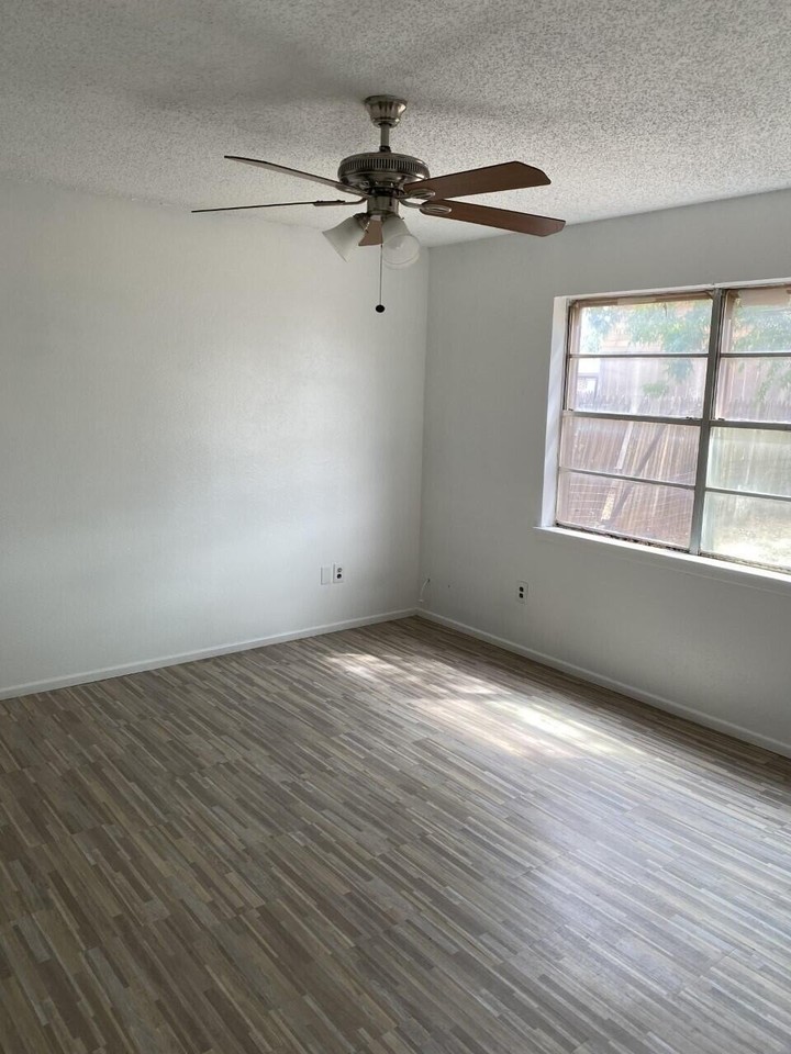 4515 Marshall St - Photo 4 of 10