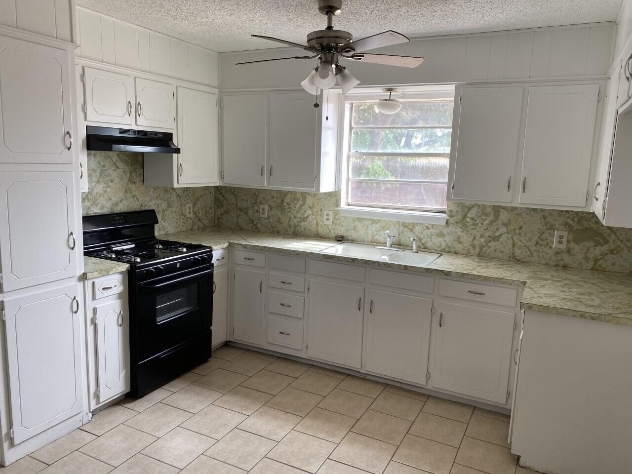 4515 Marshall St - Photo 5 of 10