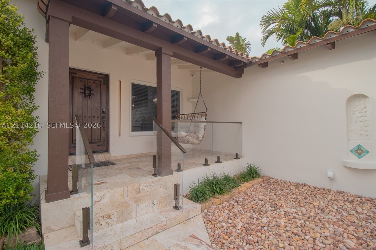3722 Royal Palm Ave - Photo 3 of 44