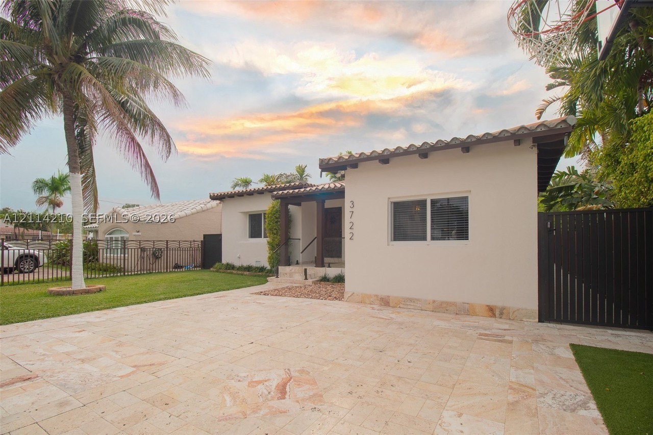 3722 Royal Palm Ave - Photo 6 of 44