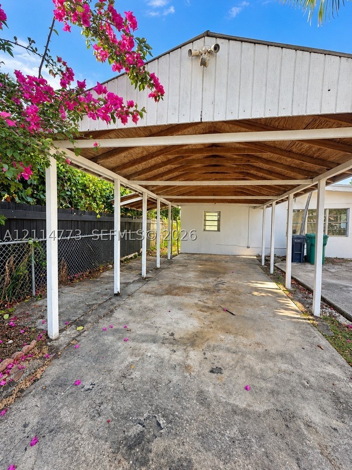 821 Sw 2nd St - Photo 2 of 22