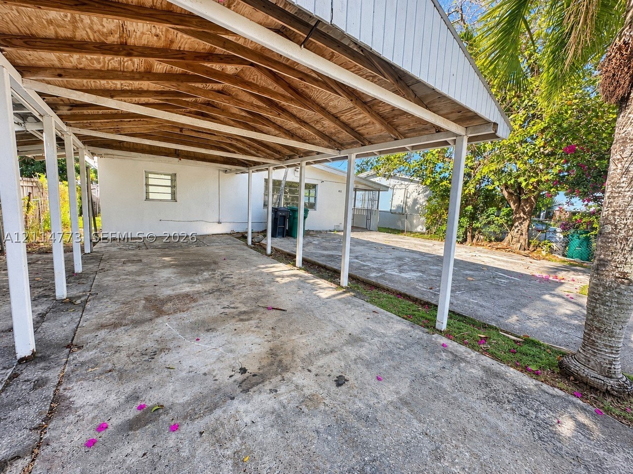 821 Sw 2nd St - Photo 3 of 22