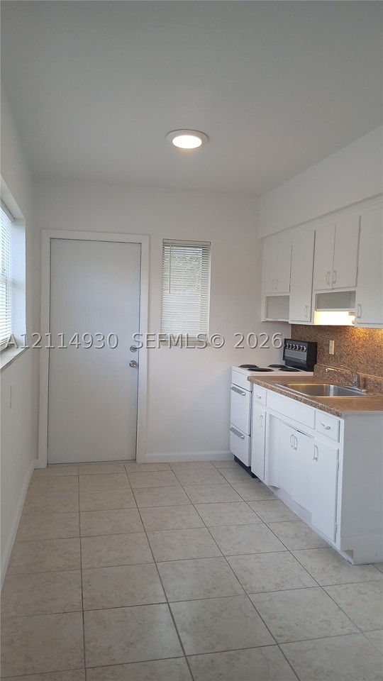 319 Ne 2nd St #1 - Photo 3 of 7