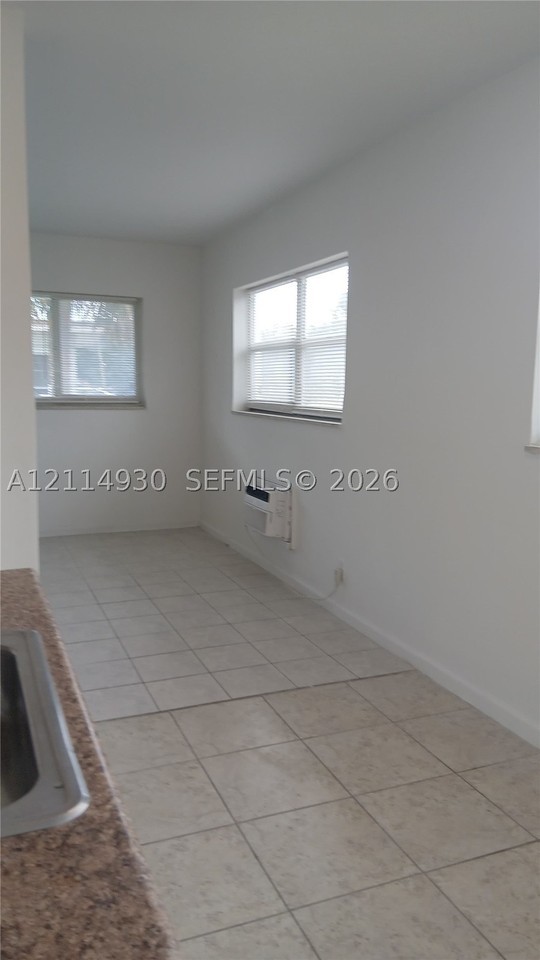 319 Ne 2nd St #1 - Photo 5 of 7