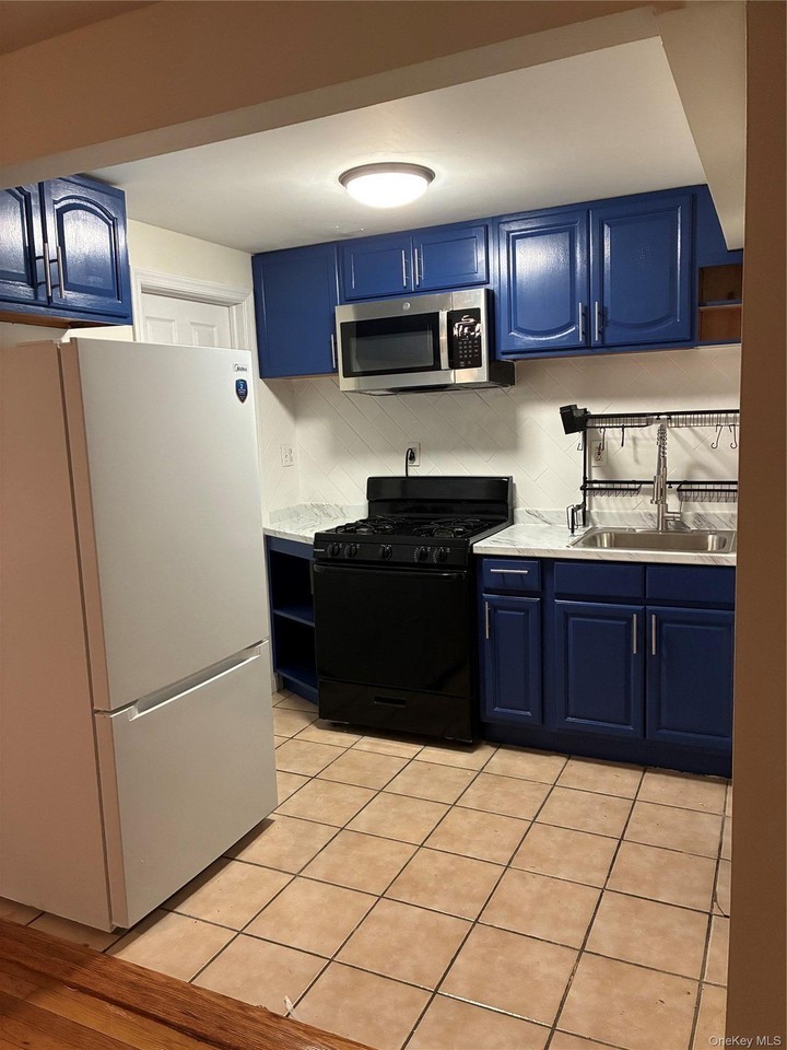 238 Van Cortlandt Park Ave #1 - Photo 4 of 17