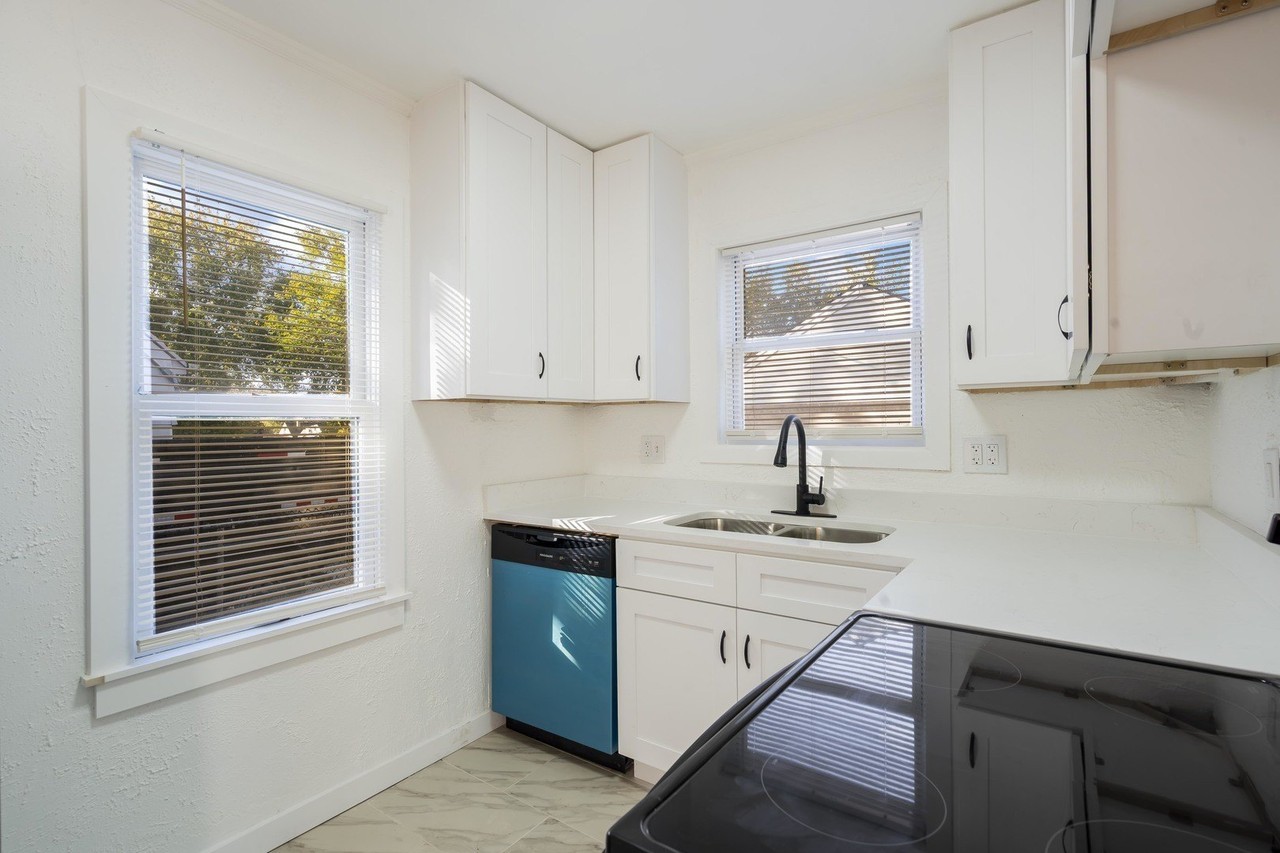 1424 Pine Grove Ave - Photo 3 of 10