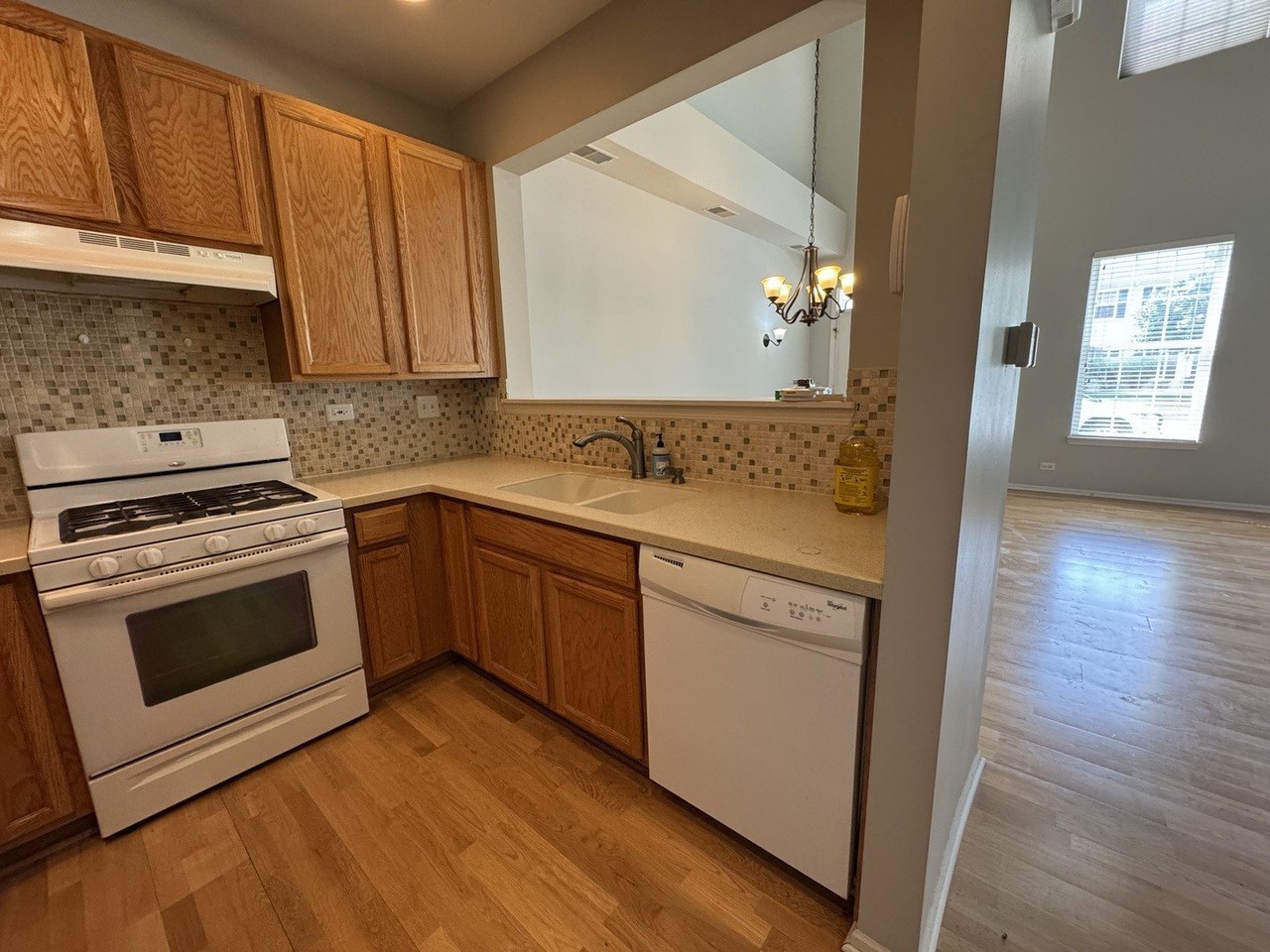 2554 Capitol Ave - Photo 5 of 16