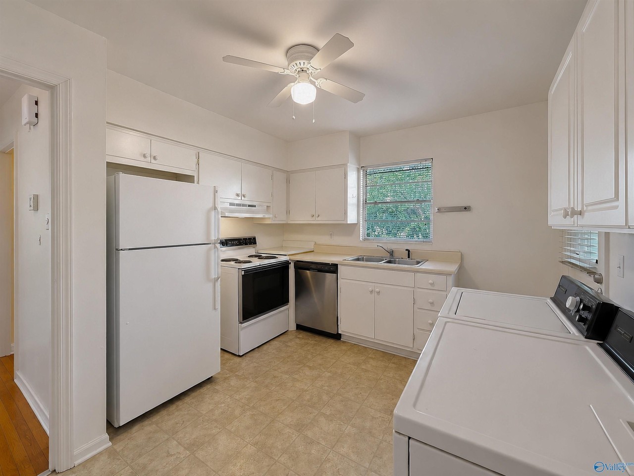516 Ferry St Ne - Photo 4 of 10
