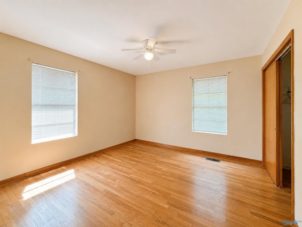 516 Ferry St Ne - Photo 5 of 10
